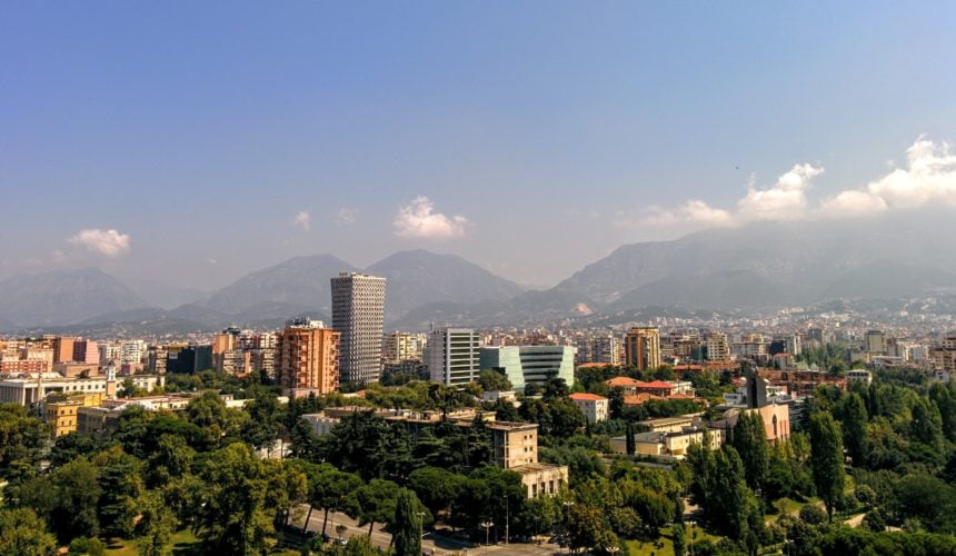 Dumnezeu lucrează prin întâlnirile de grupuri de casă Dumnezeu lucrează prin întâlnirile de grupuri de casă
